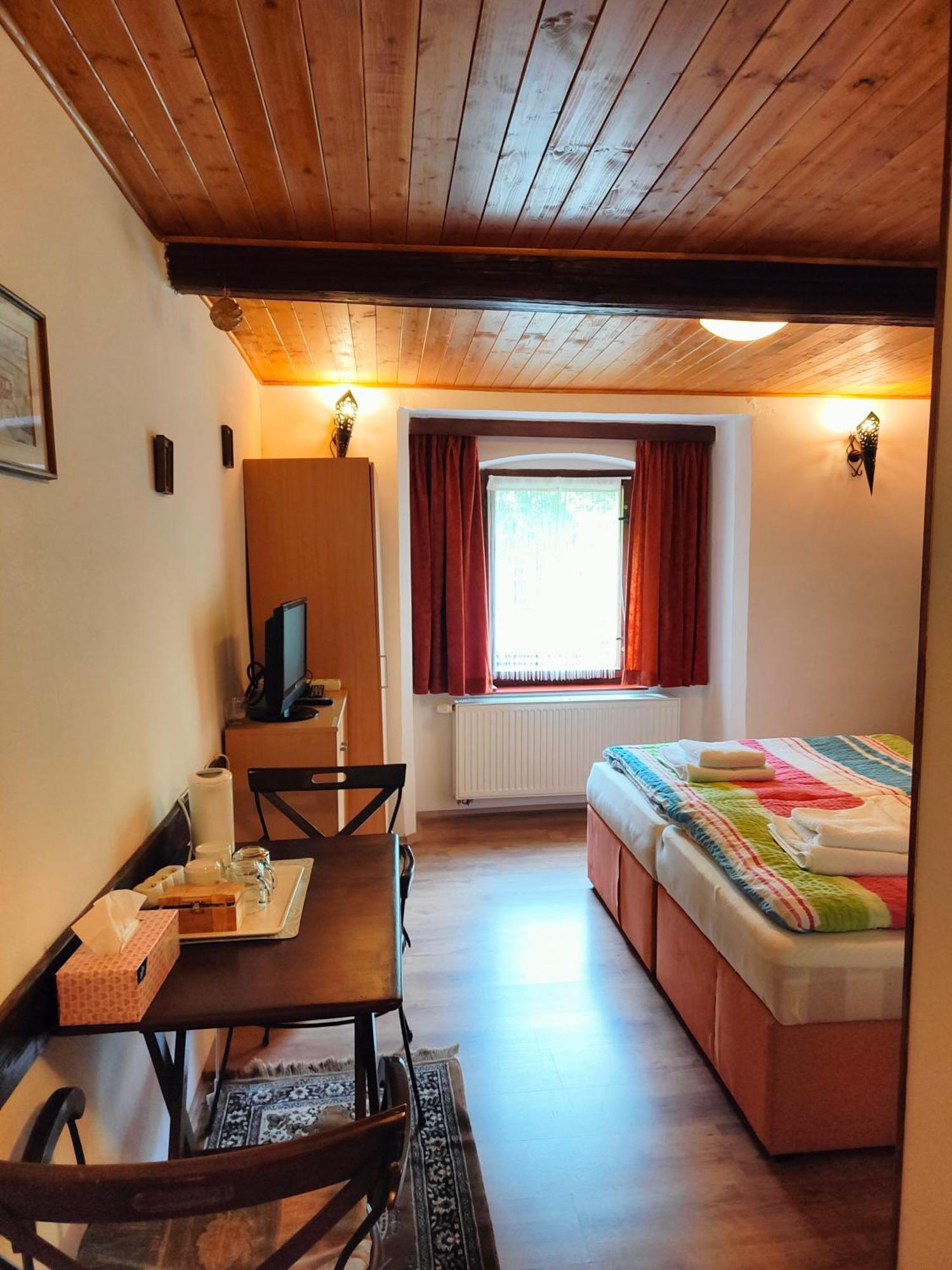 Bed And Breakfast Tvrz Velká Bukovina Eksteriør billede